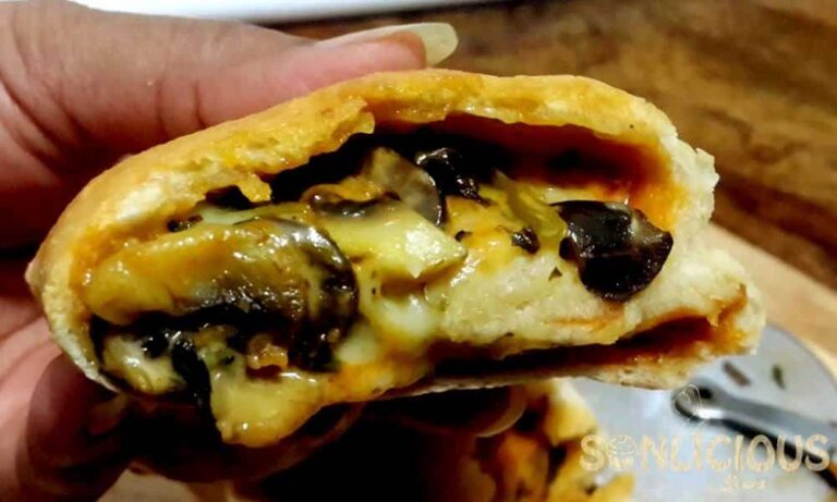Read more about the article Cheesy Vegetarian Stromboli Recipe [Whole Wheat]