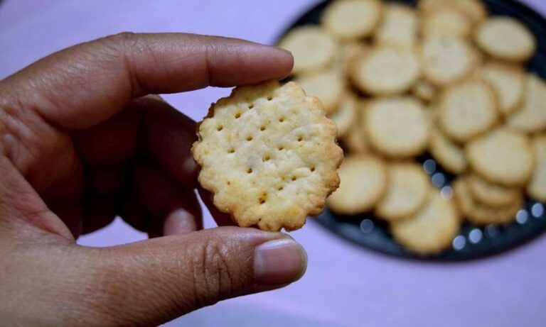 Read more about the article Garlic Chilli Sourdough Crackers – Ultimate Tastebud Explosion!