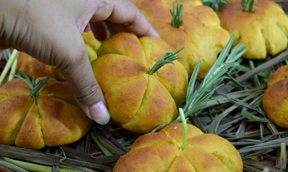 You are currently viewing Pumpkin Dinner Rolls with Whole Wheat: A Perfect Halloween Treat