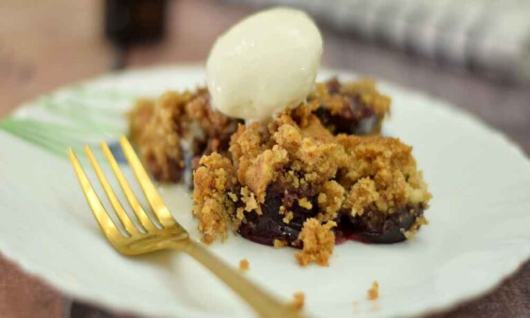 Read more about the article Easy Eggless Plum Crumble Recipe | Eggless Dessert